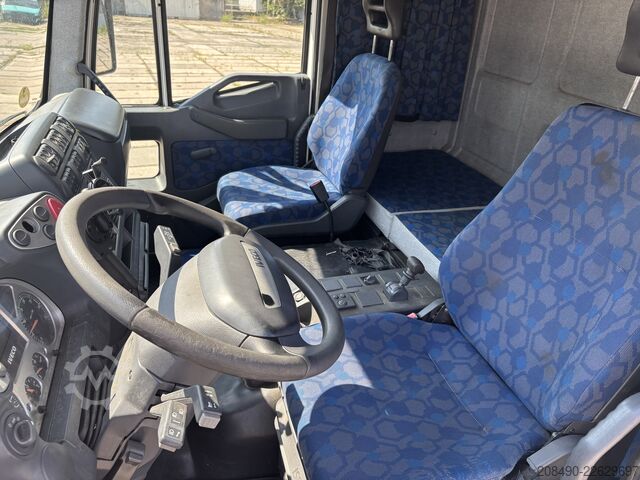 Teherautó dobozos felépítménnyel / emelőhátfallal, eltolható ponyvatetővel (FFH), fekvőhellyel. Iveco Euro Cargo 120E28P, FFH 1 Liege