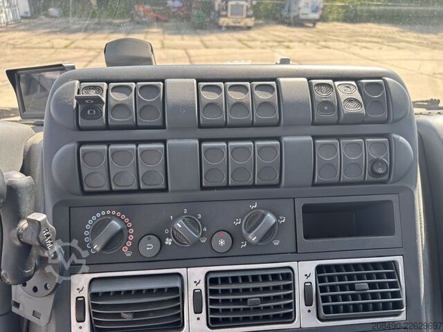 Teherautó dobozos felépítménnyel / emelőhátfallal, eltolható ponyvatetővel (FFH), fekvőhellyel. Iveco Euro Cargo 120E28P, FFH 1 Liege