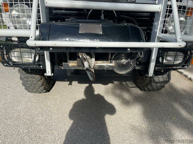 Aangepaste bestelwagen Mercedes-Benz Unimog U 1300 Allrad