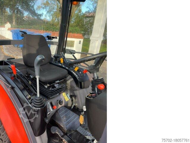 Hofschlepper Kubota B2650 mit Frontlader und Schaufel