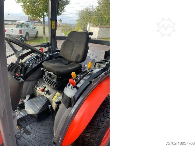 Frontlader Kubota B2650 mit Frontlader und Schaufel