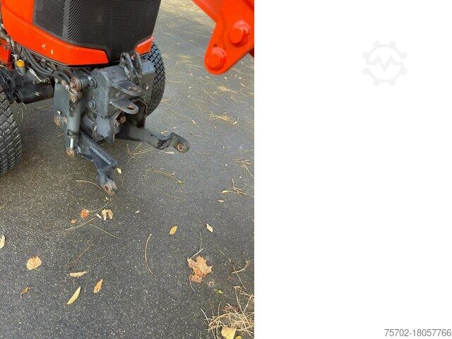 Frontlader Kubota B2650 mit Frontlader und Schaufel