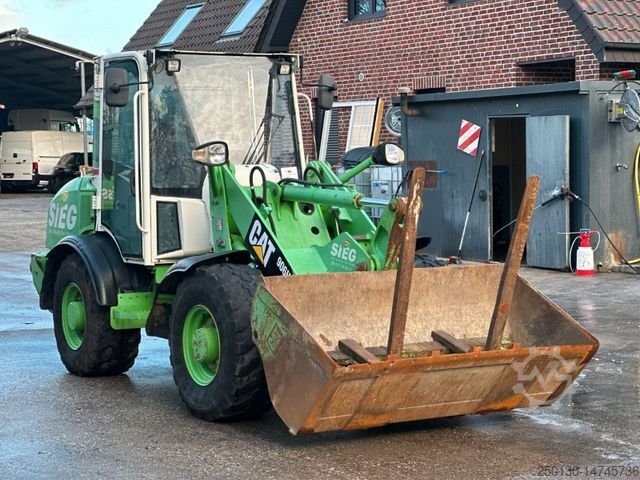 Wheel loader CATERPILLAR 906 H mit Schaufel & Palettengabel