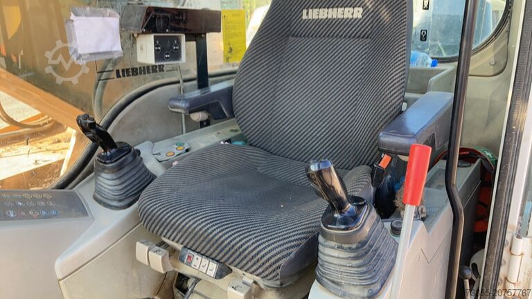 Tracked Excavator Liebherr R906 LC Litronic with two buckets