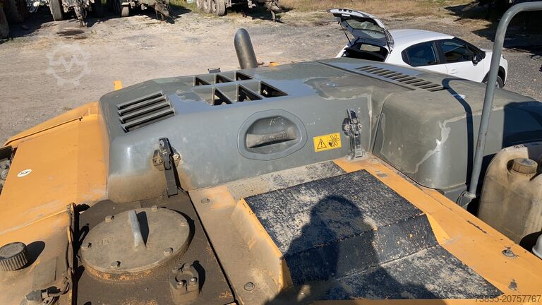 Tracked Excavator Liebherr R906 LC Litronic with two buckets