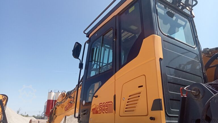 Demolition Excavator Hyundai HX380L with 20m longfront and excavation boom