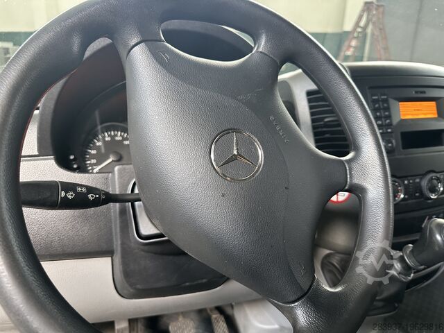 Függönyös furgon Mercedes-Benz 211