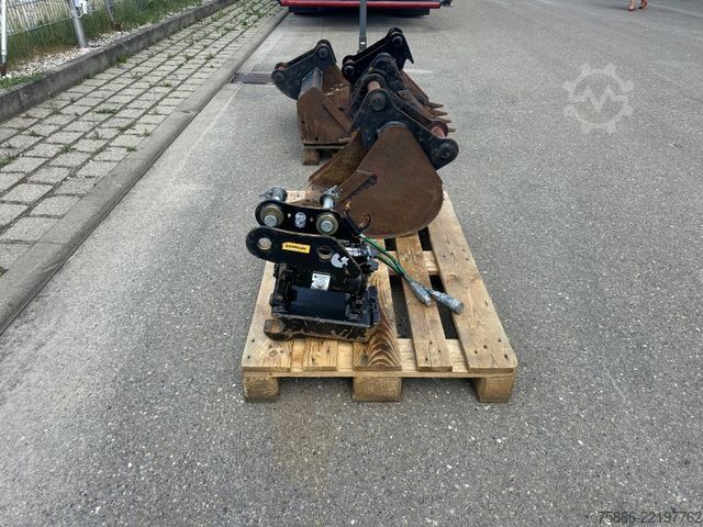 Minikotró CATERPILLAR 302.7 Powertilt Löffelpaket Sortiergreifer