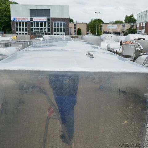 Kubische opslag tank van 11.320 liter, verwarmbaar/koelbaar, van V2A met 2 interne koelplaten.  9420