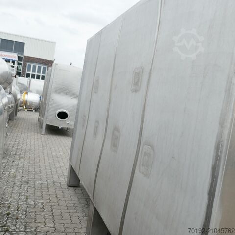 Kubische opslag tank van 11.320 liter, verwarmbaar/koelbaar, van V2A met 2 interne koelplaten.  9420