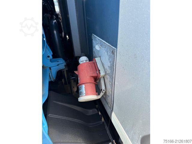 Camion refrigerato MAN 12.220 BL Kühlkoffer 5 m TK T 600*5 Rohrbahnen