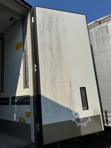 Semi-remorque frigorifique SCHMITZ CARGOBULL SKO 24, Thermo King A 400, sehr guter Zustand