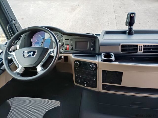 Platformwagen met dekzeil MAN TGX 26 460