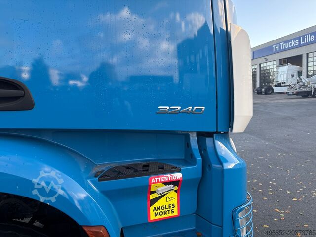 Semi-remorque avec grue auxiliaire montée sur camion Mercedes-Benz ACTROS AROCS 3240