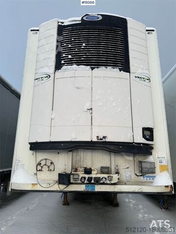 Gekoeld/bevroren transport Schmitz Cargobull closed semi-trailer w/ Carrier aggregate and lift
