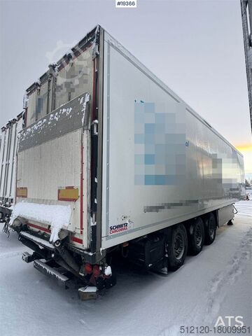 Gekoeld/bevroren transport Schmitz Cargobull closed semi-trailer w/ Carrier aggregate and lift