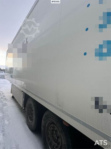 Gekoeld/bevroren transport Schmitz Cargobull closed semi-trailer w/ Carrier aggregate and lift