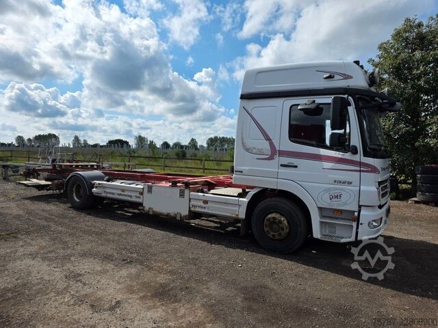 Ladbil med udskifteligt lad MERCEDES-BENZ 1524 BDF mit Klima, Ladebordwand, 2 x Bett