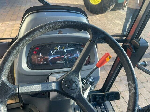 Hofschlepper Kubota STW40 Allrad Schlepper und Bahnplaner