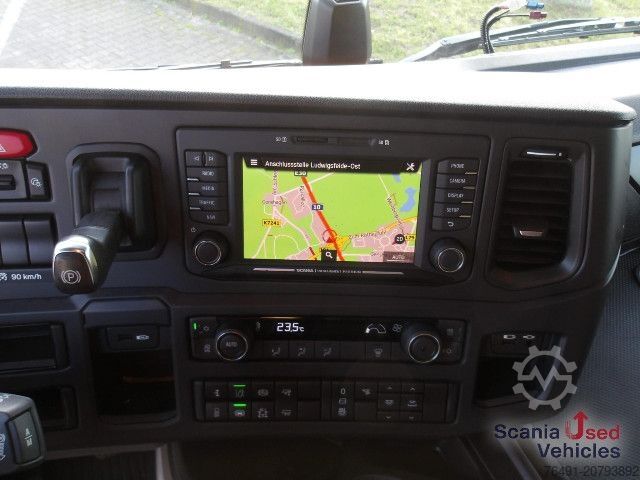 Veszélyes anyagokat szállító teherautó Scania R 460 A4x2NA Schubbodenhydraulik