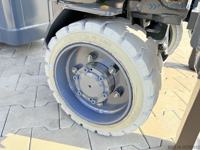 Smalgangsgaffeltruck Combilift AISLE MASTER TRIPLEX 8500 FREE LIFT TOP1