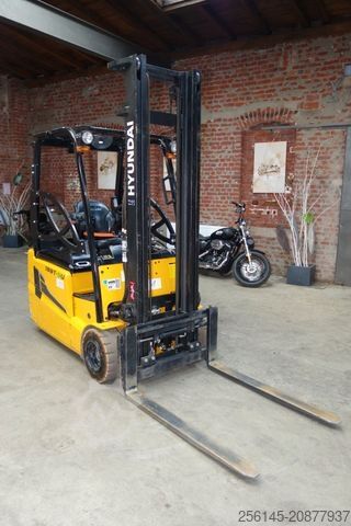 Frontgaffeltruck HYUNDAI 18BT-9U UVV Neu 4,25m Hubh 1680kg Ladegerät