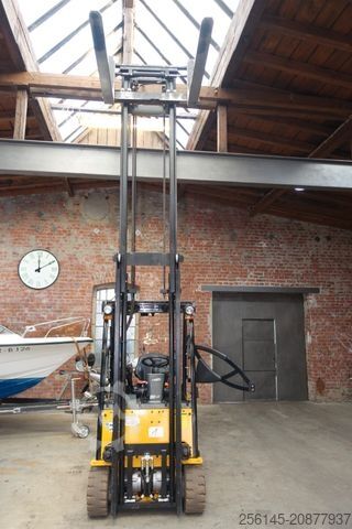 Frontgaffeltruck HYUNDAI 18BT-9U UVV Neu 4,25m Hubh 1680kg Ladegerät