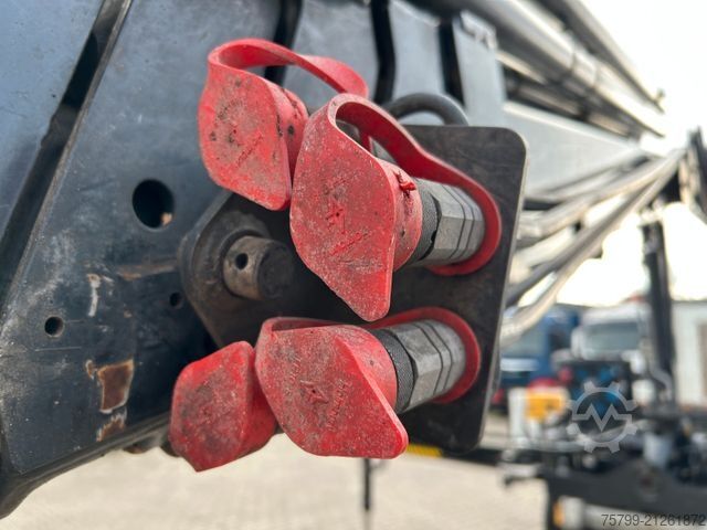 Truck-mounted crane van FUSO Canter 7C18 Pritsche + HIAB 066 Kran