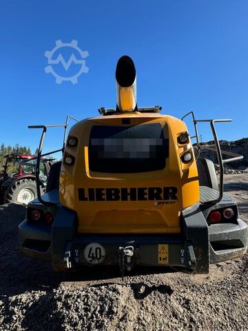 Wheel loader Liebherr L580 Wheel Loader w/ Bucket