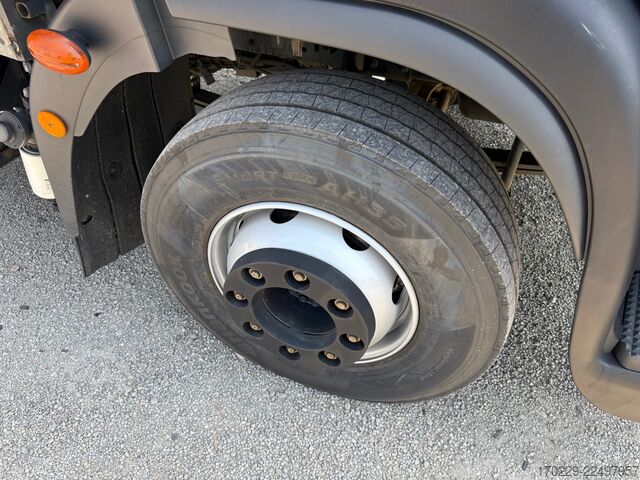 Vrachtauto met laadbak en hydraulische laadklep iveco eurocargo 160-250