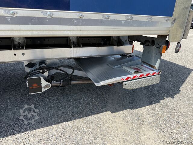 Vrachtauto met laadbak en hydraulische laadklep iveco eurocargo 160-250