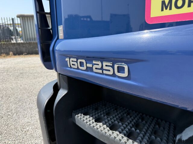 Vrachtauto met laadbak en hydraulische laadklep iveco eurocargo 160-250