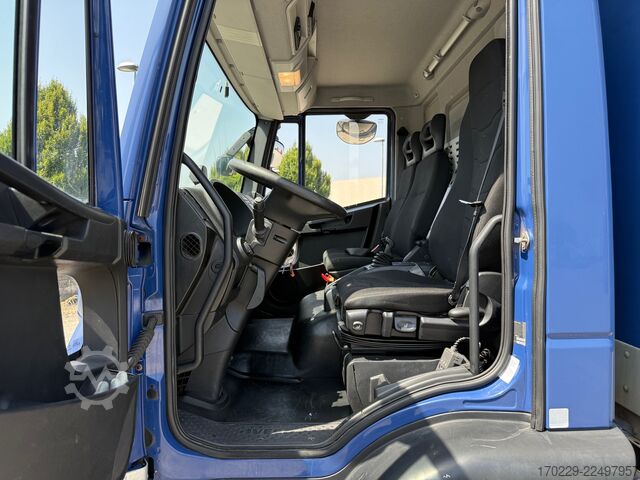 Vrachtauto met laadbak en hydraulische laadklep iveco eurocargo 160-250