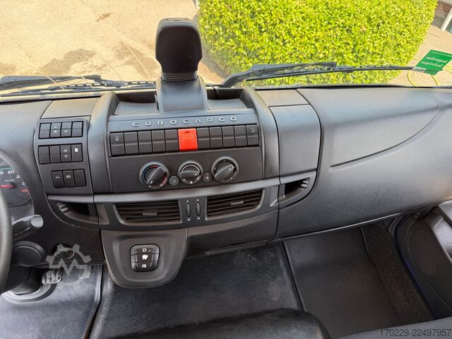 Vrachtauto met laadbak en hydraulische laadklep iveco eurocargo 160-250