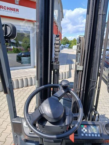 Elektryczny wózek widłowy 3 kołowy Toyota 8FBE20T