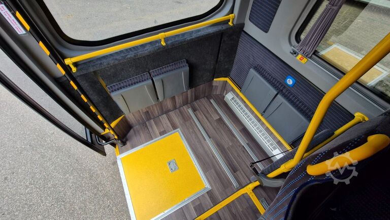 Minibus MERCEDES-BENZ Sprinter 517 Heckniederflur Vorlauffahrzeug
