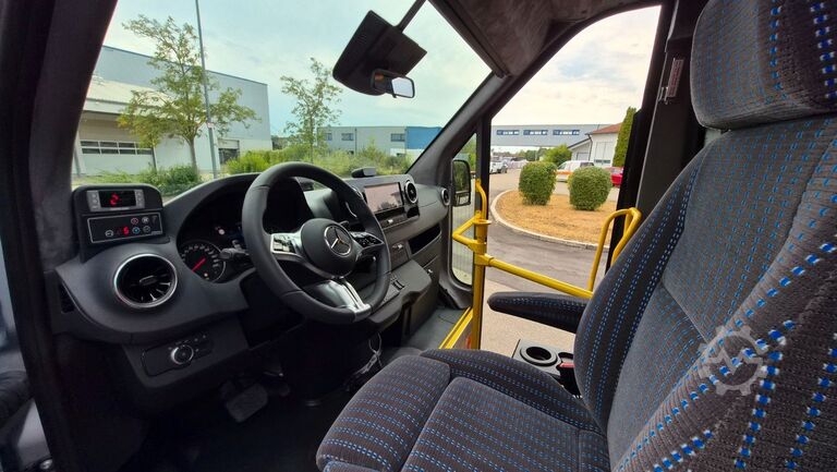 Minibus MERCEDES-BENZ Sprinter 517 Heckniederflur Vorlauffahrzeug