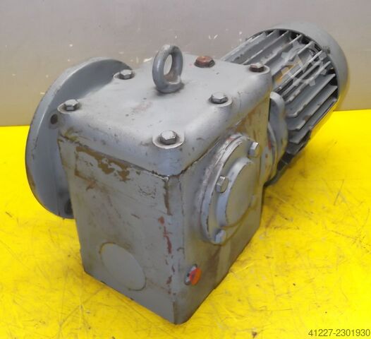 Moteur à engrenages 0,37/0,55 kW 15,5/31 tr/min SEW SS6F75D34-84