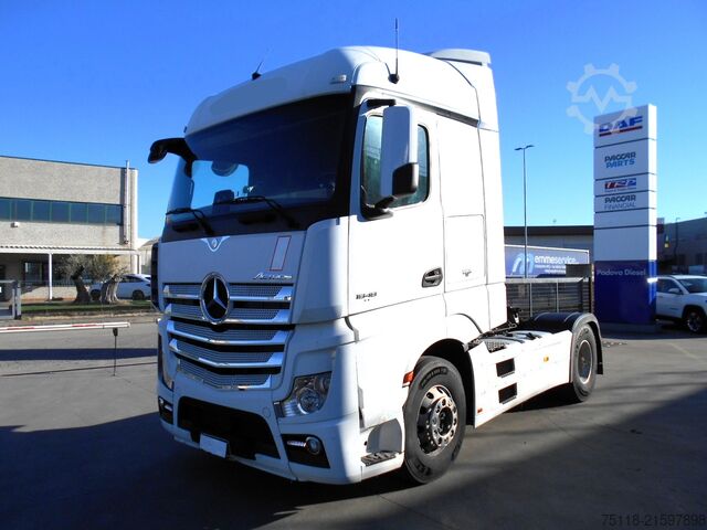 Standardowy ciągnik siodłowy Mercedes-Benz Actros 1848