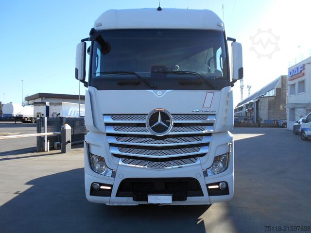 Standardowy ciągnik siodłowy Mercedes-Benz Actros 1848