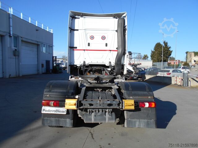 Standardowy ciągnik siodłowy Mercedes-Benz Actros 1848