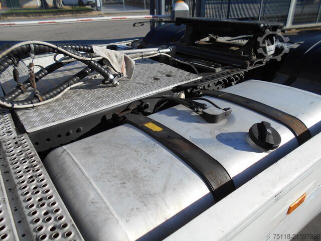 Standardowy ciągnik siodłowy Mercedes-Benz Actros 1848