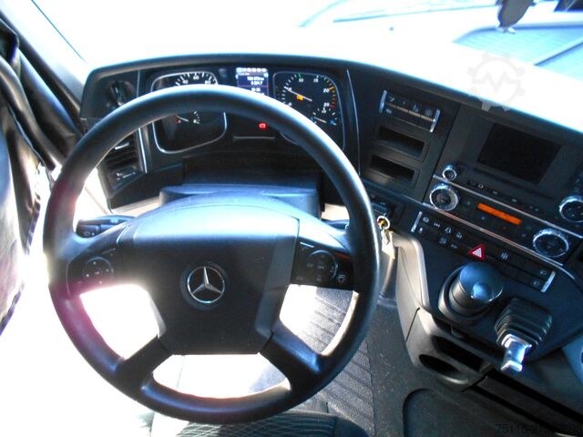 Standardowy ciągnik siodłowy Mercedes-Benz Actros 1848