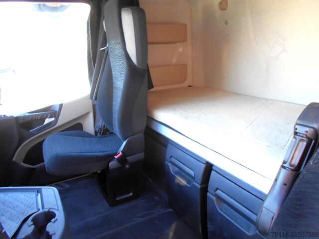 Standardowy ciągnik siodłowy Mercedes-Benz Actros 1848