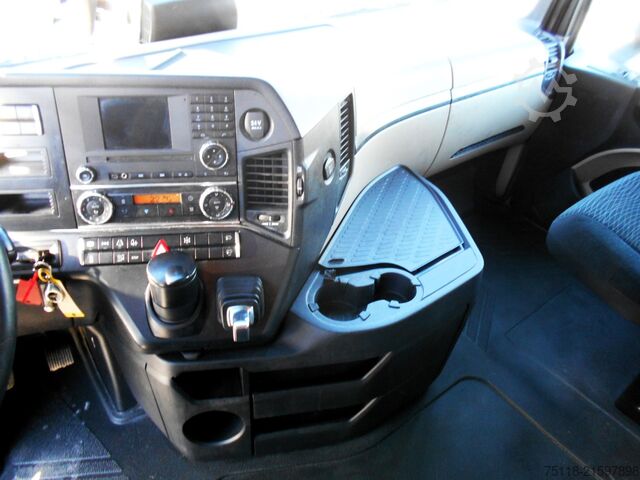 Standardowy ciągnik siodłowy Mercedes-Benz Actros 1848