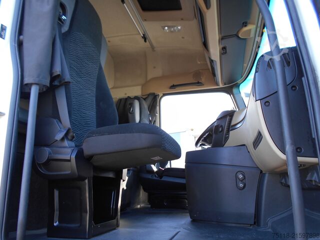 Standardowy ciągnik siodłowy Mercedes-Benz Actros 1848