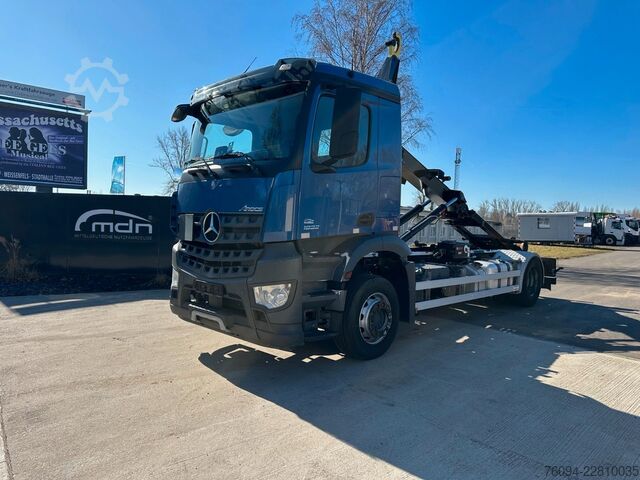 Haakarm vrachtwagen MERCEDES-BENZ Arocs 1832 4x2 Abrollkipper AHK 35to
