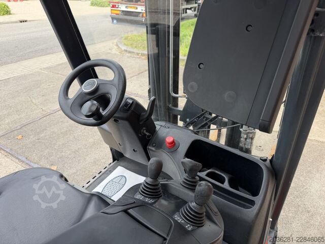 Carrello elevatore elettrico a 3 ruote Linde E16C-02