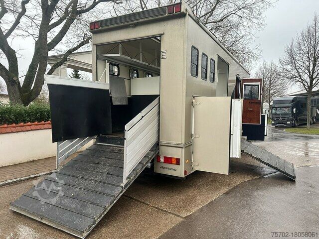 Szarvasmarha-szállító teherautó Mercedes-Benz Actros 2541 4-5 Pferde Popout 2 Wohnungen