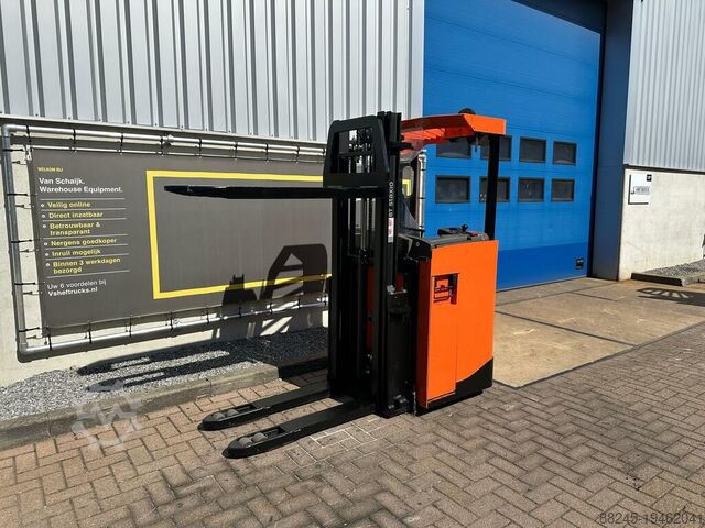 Stacker elettrico con operatore seduto BT 2900 mm anno 2016 BT SRE135